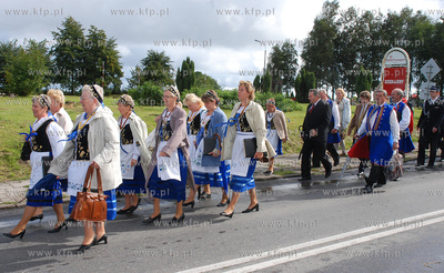 Kosakowo. Dozynki gminne. Nz. Przemarsz dozynkowego...