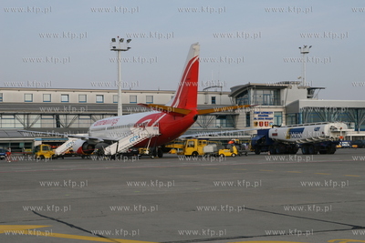 Gdansk , Rebiechowo Nz. Widok na plyte przed terminalem...