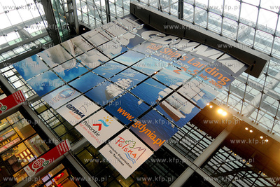 Wielka reklama Gdyni w centralnej hali na dworcu glownym...