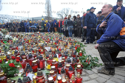 Stoczniowcy ze Stoczni Gdanskiej w holdzie tragicznie...