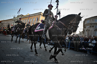 Kondukt pary prezydenckiej spod Palacu Prezydenckiego...