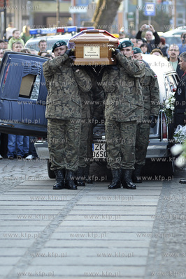 Cialo tragicznie zmarlego, w katastrofie lotniczej...
