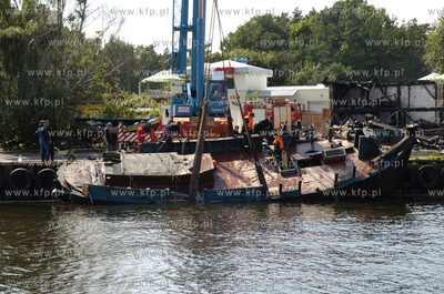 Ustka. Z dna kanalu portowego w Ustce wydobyto wrak...