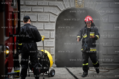 Pozar w piwnicach zabytkowej Gdanskiej Zbrojowni w...
