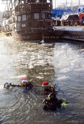 Gdynska Marina. Podwodne ubieranie choinki przez nurkujacych...