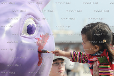 Gdynia dzieci malowaly wielkiego 2,5 metrowego zajaca...