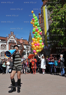 Sopot ulica Artystow. Inauguracja sopockiego lata -...