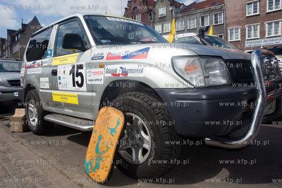 Osiem kobiecych zalog wyruszylo z gdanskiej starowki...