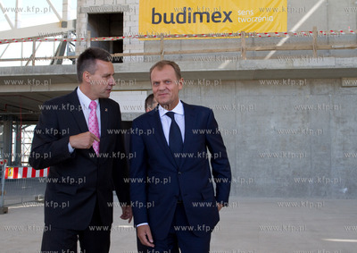 Premier Donald Tusk wizytuje budowe terminala T2 Portu...