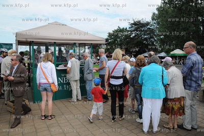 Gdynia. Skwer Kosciuszki. Wymiana zwyklych dwuzlotowek...