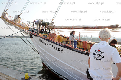 Sopot. Do sopockiej mariny wplynal Zawisza Czarny,...