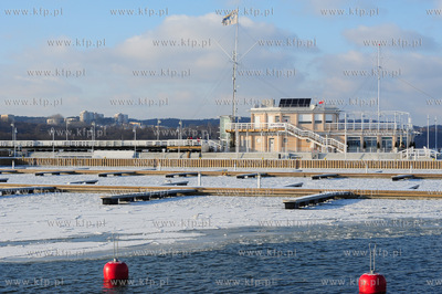 Zimowe molo w Sopocie. Nz. zamarznieta przystan jachtowa....