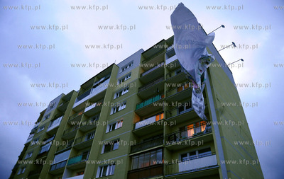 Gdansk. Silny wiatr zerwal baner reklamowy na bloku...