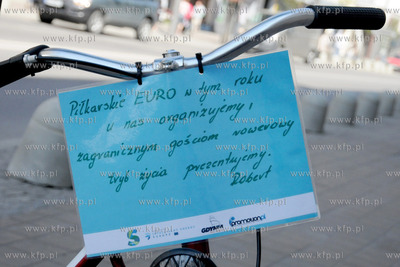 Rowerzysci z Gdyni zachecaja mieszkancow miasta i odwiedzajacych...