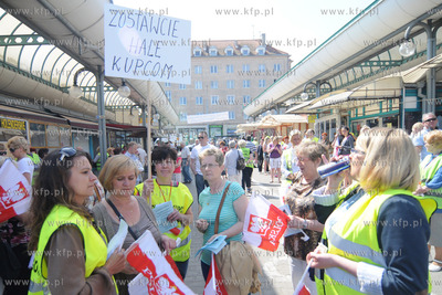 Kupcy z gdyńskiej hali targowej przeszli ulicami Gdyni...