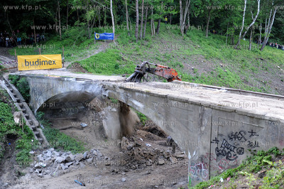 Wyburzanie Mostku Weisera Dawidka na gdanskiej Strzyzy....