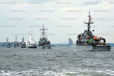 Generlana proba przed parada okretow z okazji Świeta...