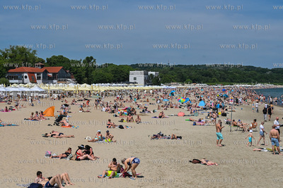 Sopot. Plaża. Upalny weekend spowodował liczne przybycie...