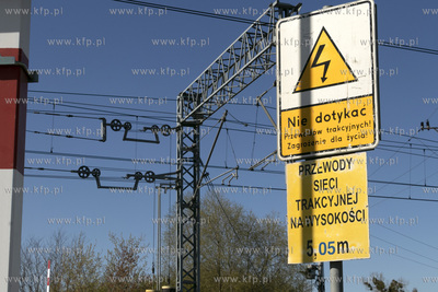 Znak zakazujący dotykania przewodów trakcyjnych stojący...