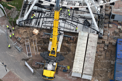 Demontaż koła widokowego Amber Sky na wyspie Ołowianka...