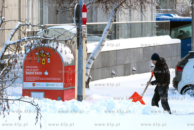 Odśnieżanie parkingu przed budynkiem Urzędu Miasta...