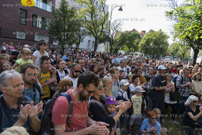 Gdańsk. Festiwal teatrów Ulicznych FETA. Always Drinking...