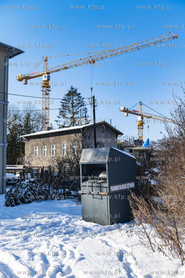 Zima w Gdańsku Oliwie. Nz. pojemnik na odzież używaną...