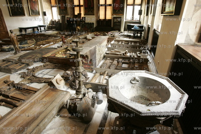 Uratowane zabytki ze spalonego kosciola sw. Katarzyny...