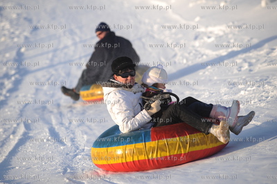Zimowe szalenstwo w Wiezycy. Zjazd na nadmuchanej detce.
4.01.2009
fot....