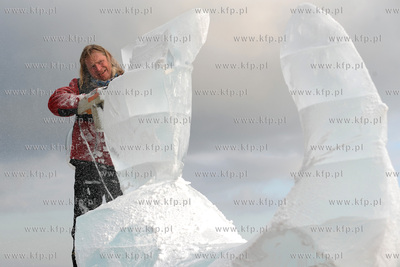 Gdynia, Bulwar Nadmorski. Festiwal rzezb lodowych....