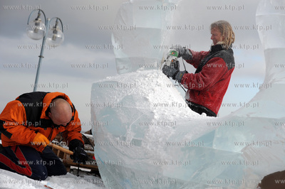 Gdynia, Bulwar Nadmorski. Festiwal rzezb lodowych....