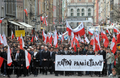 Gdansk. ul. Dluga. 70 rocznica mordu w Katyniu. Marsz...