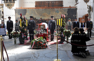 Gdansk. Bazylika Mariacka. Warta honorowa przy trumnie...