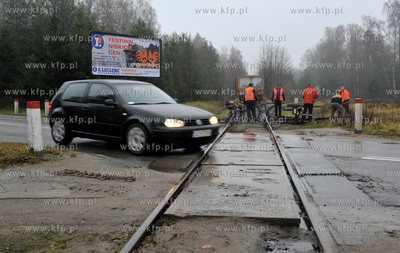 Gdansk, Rebiechowo. Prace przy wymianie podkladow pod...