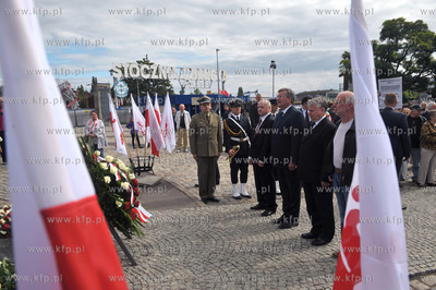 Prezydent Bronislaw Komorowski zlozyl z okazji 31....
