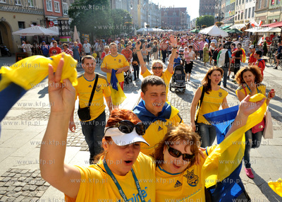 Gdansk, Dlugi Targ. Grupa ukrainscy kibice imprezyje...