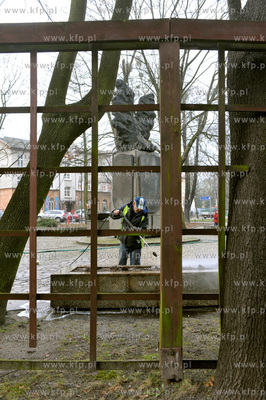 Sopot. Czyszczenie otoczeniaPomnika Martyrologii Mieszkancow...