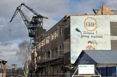 Tereny bylej Stoczni Gdanskiej. Wyburzanie budynku...