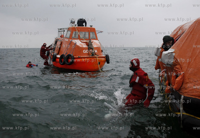 Marynarze, przygotowujacy sie do pracy na morzu przechodza...