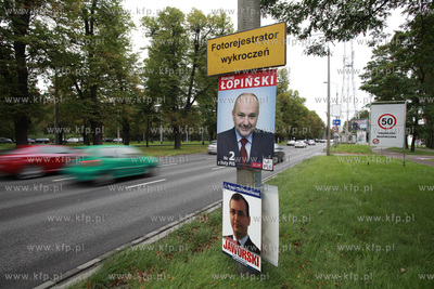 Gdansk. Wybory do sejmu i senatu. Nz. plakaty wyborcze...