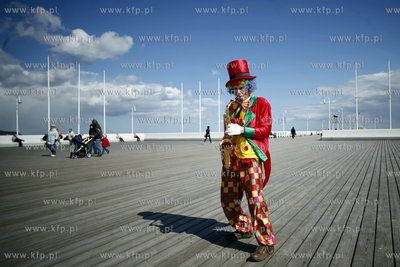 Sopot. Clown saksofonista gra na molo.
17.04.2012
fot....
