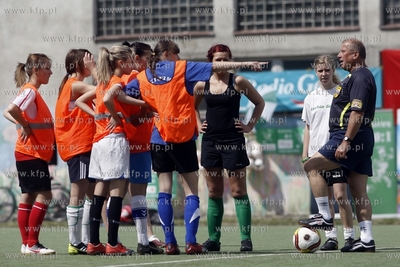 Gdansk Zaspa. Pilkarski turniej dzikich druzyn Do przerwy...