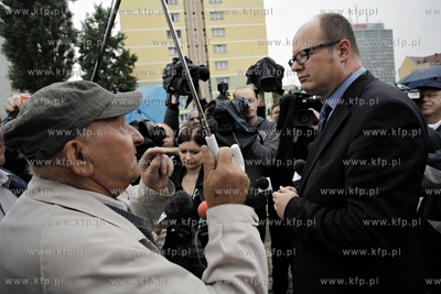 Gdansk. Zlozenie kwiatow pod pomnikiem Poleglych Stoczniowcow...