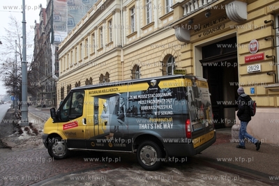 Listonosz firmy In Post odbiera przesylki z Sadu Apelacyjnego...