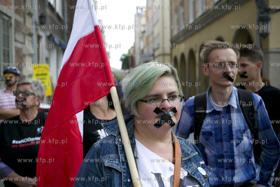 Gdańsk. Długi Targ. Milczący protest KOD-u przeciw...