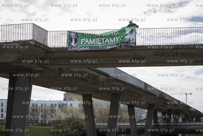 Lech Kosiak wiesza transparent na kładce na gdańskiej...