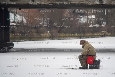 Wędkarstwo podlodowe w Gdańsku na skutej lodem Motławie...