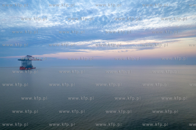 Statek Zhen Hua 36 z czterema potężnymi suwnicami...