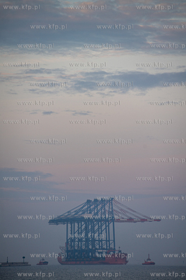 Statek Zhen Hua 36 z czterema potężnymi suwnicami...