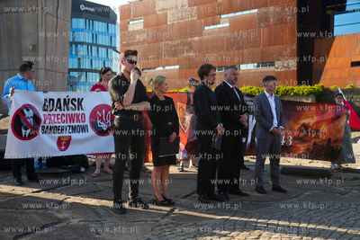Gdańsk, Plac Solidarności. Demonstracja, pod hasłem...
